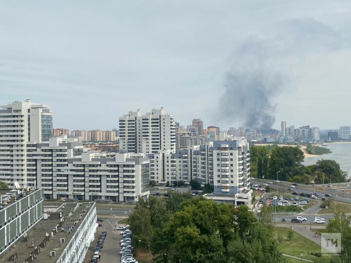 На стройплощадке напротив Дворца водных видов спорта в Казани горит склад с трубами