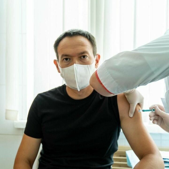 «Живой и абсолютно здоровый»: глава Альметьевска прошел ревакцинацию «Спутником лайт»