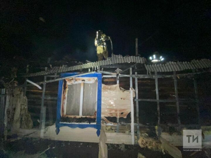 Очевидцы спасли соседа из охваченного огнем дома в поселке под Казанью