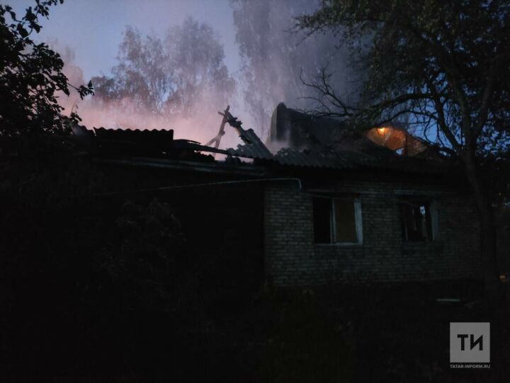 Два человека стали жертвами пожара в казанском поселке