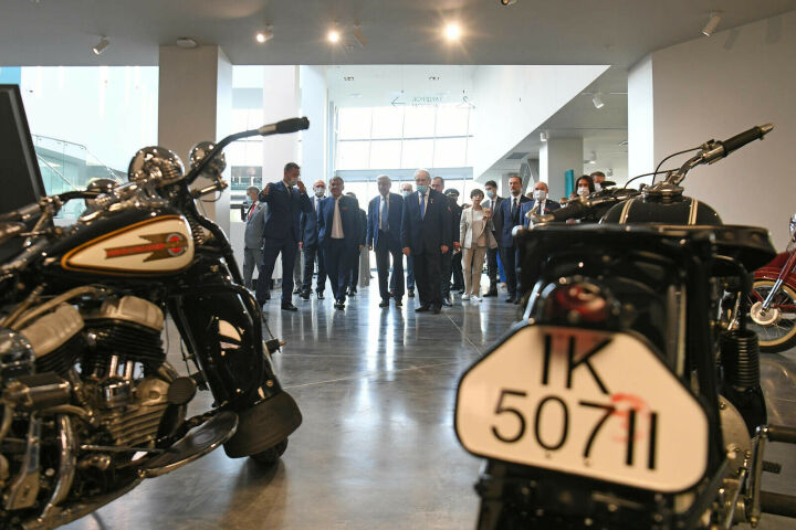 Минниханов и Шаймиев посетили выставочный комплекс Ak Bars Retro Cars