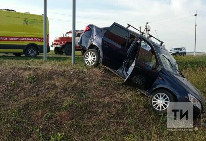 Водитель и пассажир пострадали в вылетевшей с трассы под Челнами легковушке