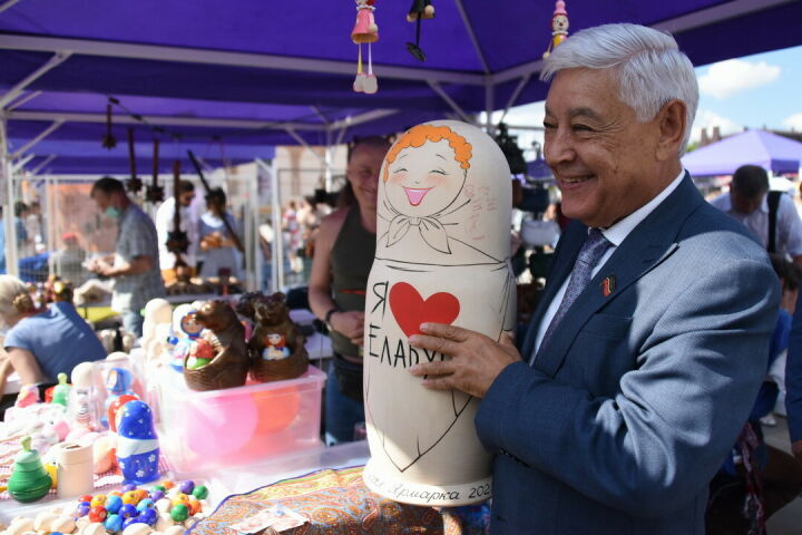 Тагильский поднос, матрешка, звон колоколов: Мухаметшин открыл Спасскую ярмарку в Елабуге