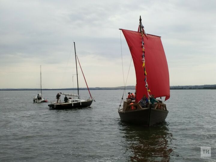 Фестиваль «Народная лодка» в Свияжске: гребные гонки, рыбные яства и плетение снастей