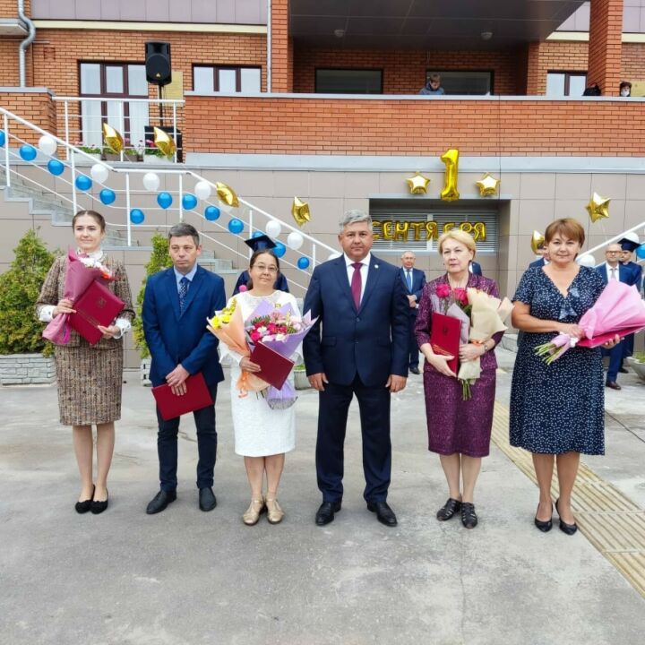 Министр экономики РТ и мэр Зеленодольска стали гостями линейки в химическом лицее