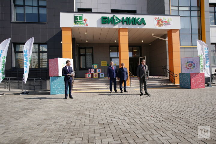 «Уникальная лаборатория и два бассейна»: Минниханов открыл в «Салават купере» новый лицей