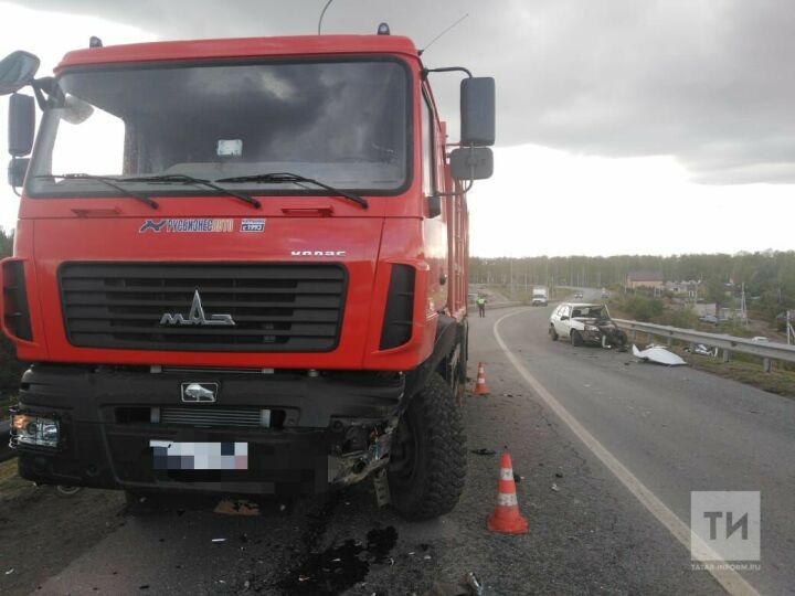 Водитель легковушки погиб в лобовом столкновении с грузовиком под Казанью