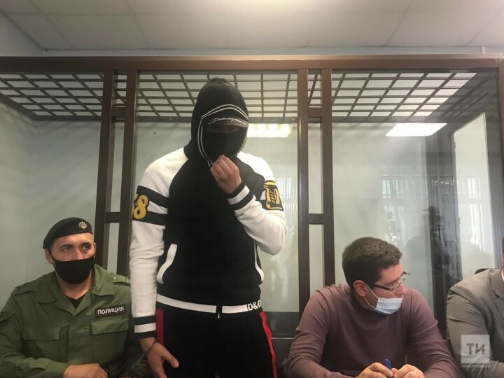 Суд отправил в СИЗО водителя Mercedes, сбившего автоинспектора в центре Казани