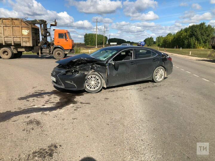 Под Челнами водитель Lexus получил травмы, решив проскочить перекресток перед «КАМАЗом»