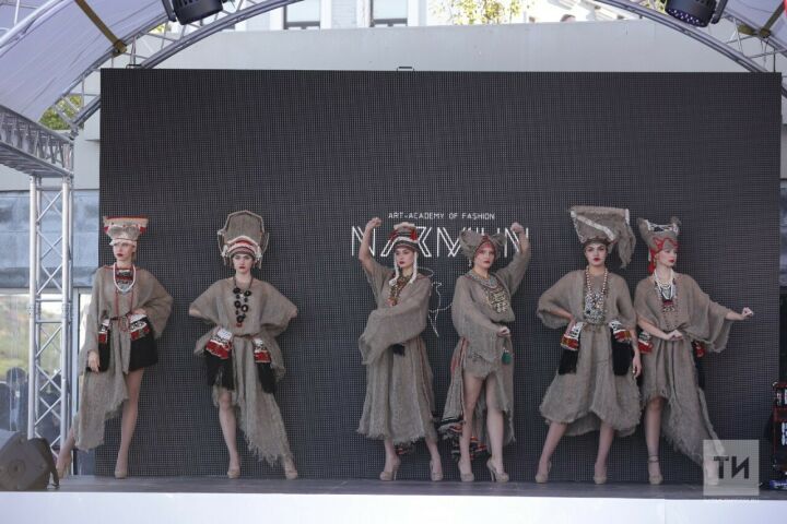В Казани дизайнеры из разных регионов России провели показ мод одежды в этническом стиле