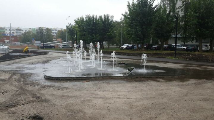 На бульваре Юных ленинцев в Набережных Челнах завершается установка фонтана