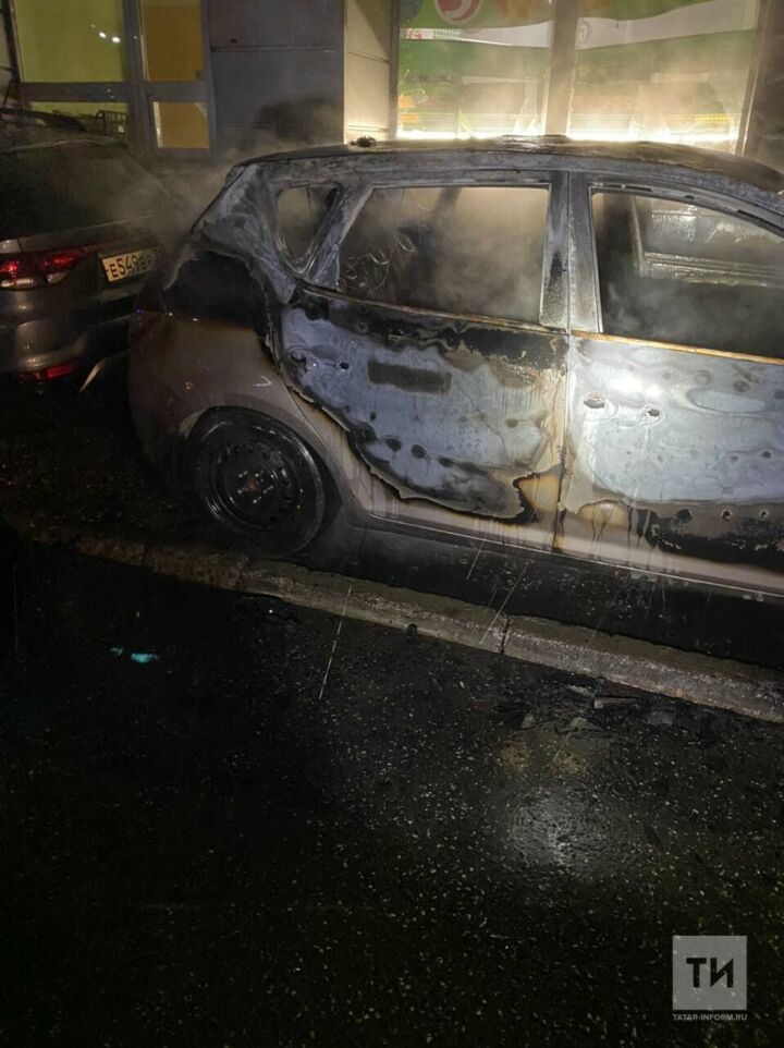 Ночью у магазина в Казани подожгли иномарку из Башкирии, авто сгорело