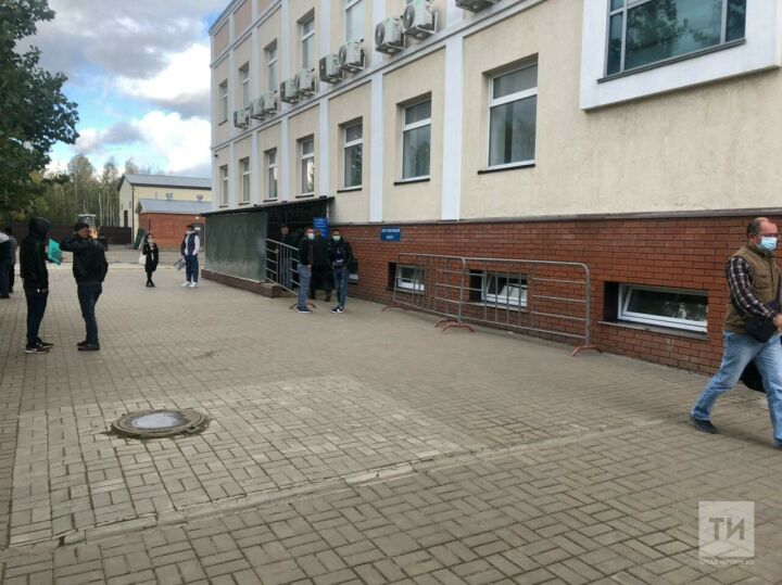МВД: Очереди мигрантов у здания ОВМ в Казани уже нет