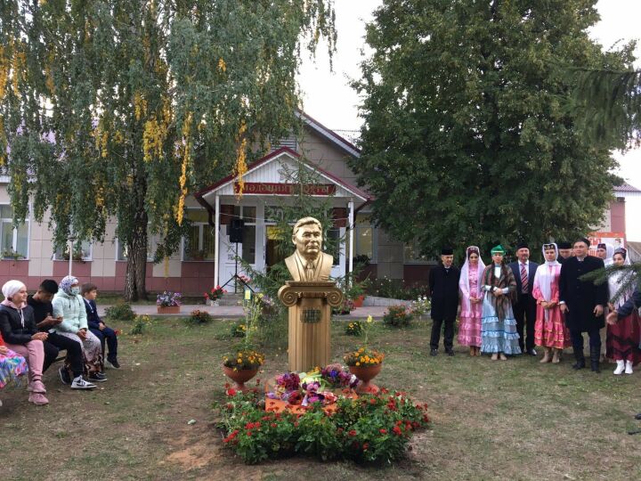 Мензелинский драмтеатр подарил бюст своего основателя Сабира Амутбаева его родной деревне