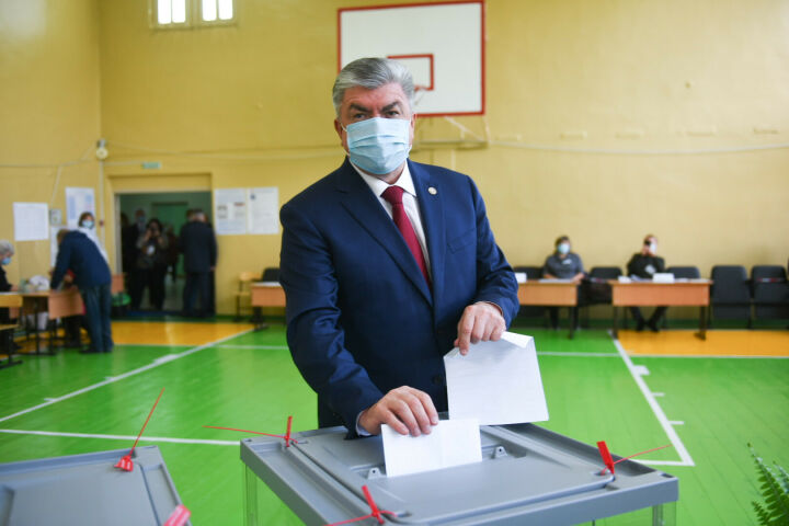 Мэр Набережных Челнов Наиль Магдеев проголосовал на выборах депутатов Госдумы