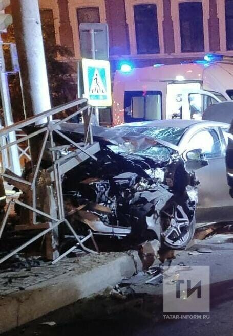Устроивший ночное ДТП в центре Казани водитель Mercedes был пьян и без прав