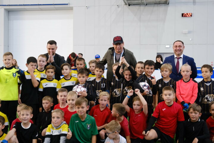 Главный тренер «Рубина» Леонид Слуцкий провел тренировку для юных жителей Казани