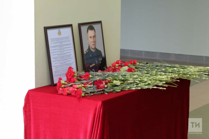 В Казани появился стихийный мемориал памяти погибшего главы МЧС России