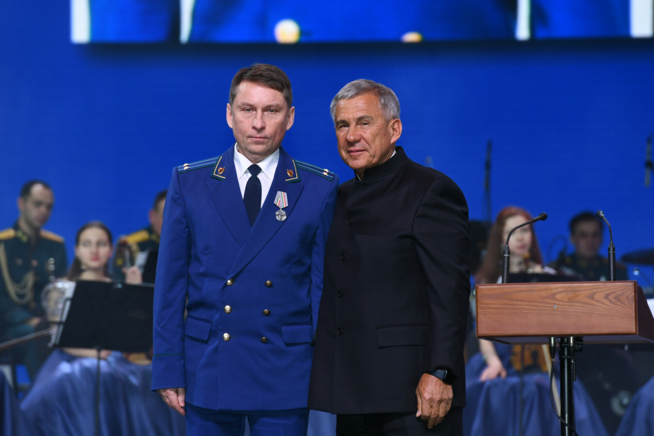 Президент Татарстана вручил госнаграды отличившимся работникам прокуратуры