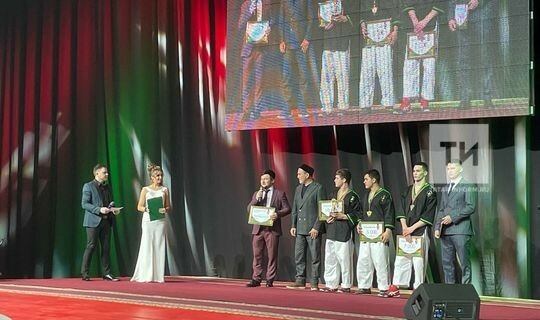 Победителю премии «Манзара-2022» среди молодых борцов подарили барана