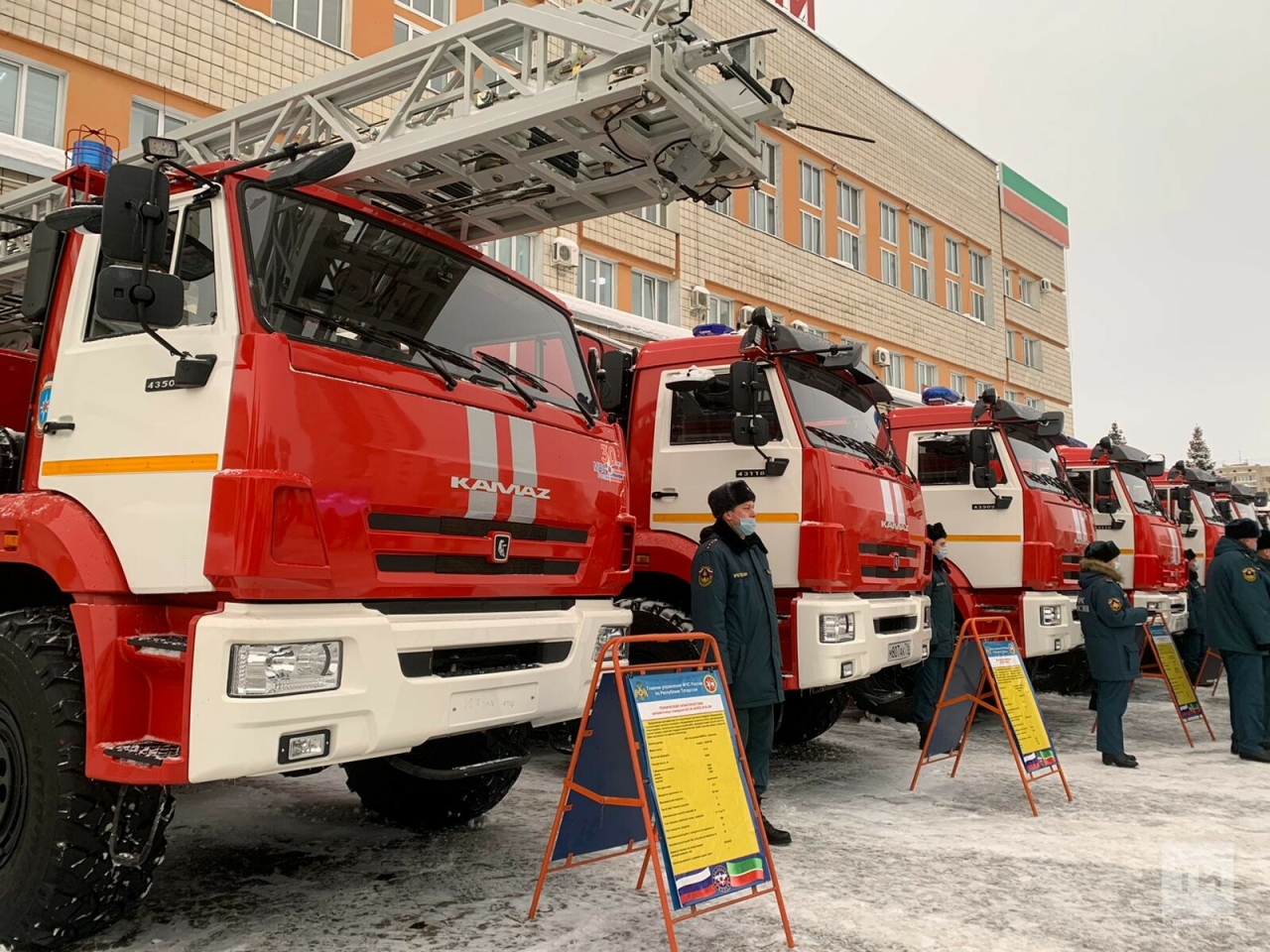 Песошин вручил сотрудникам МЧС ключи от новых пожарных машин