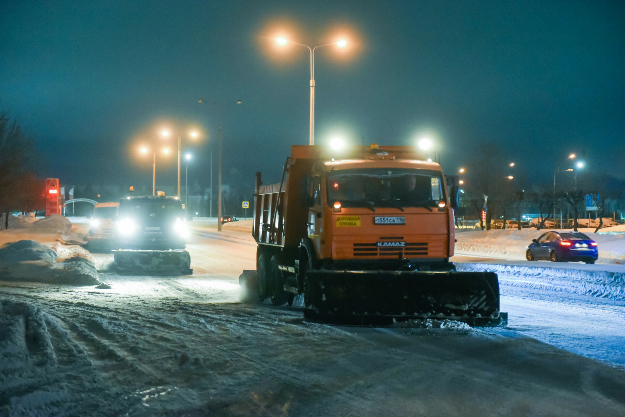 «Мы стараемся»: челнинские дорожники устраняют последствия сильного снегопада