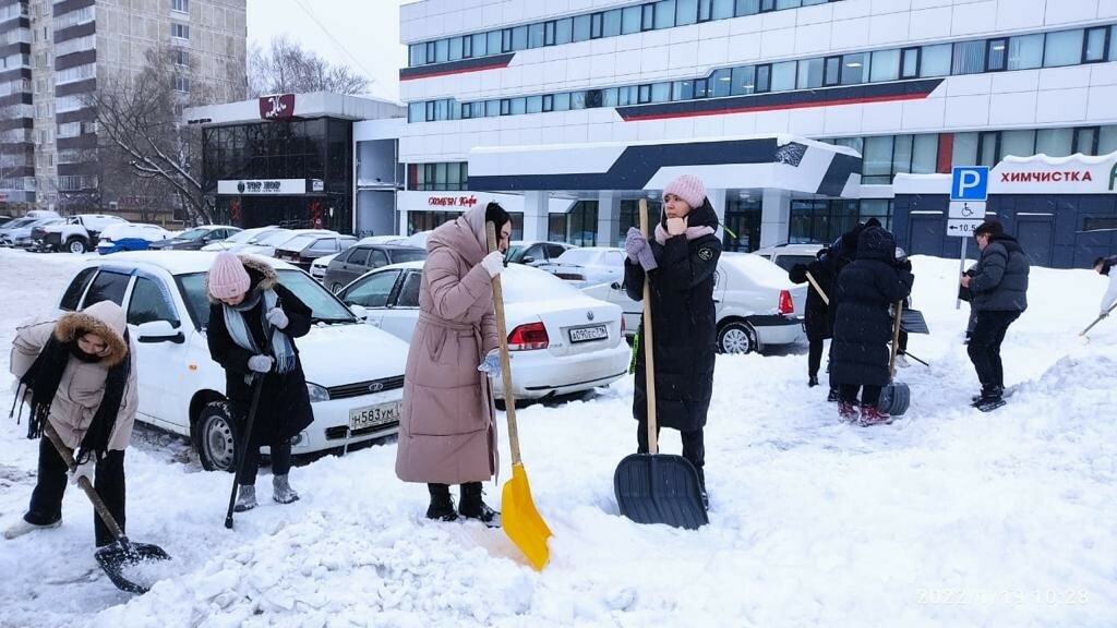 Челнинские студенты присоединились к уборке города от снега
