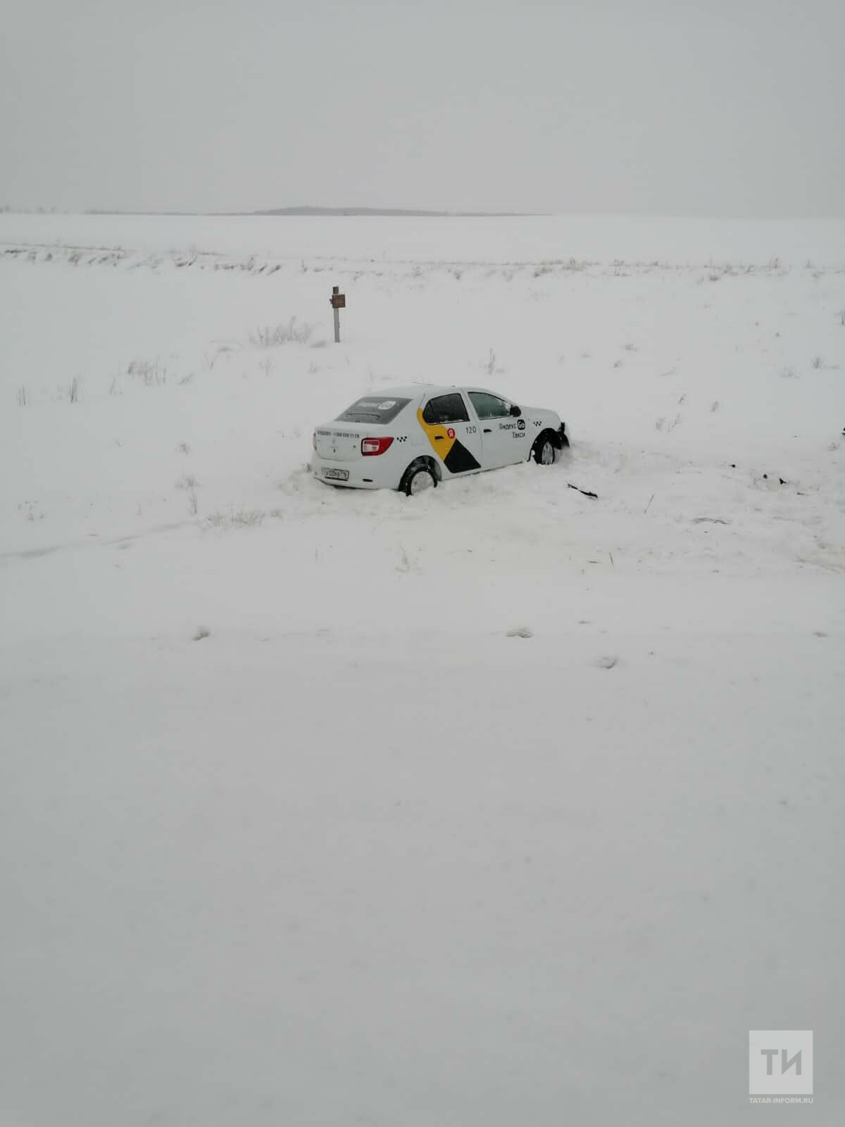Такси вылетело с трассы в кювет в Татарстане, пассажирке стало плохо после ДТП
