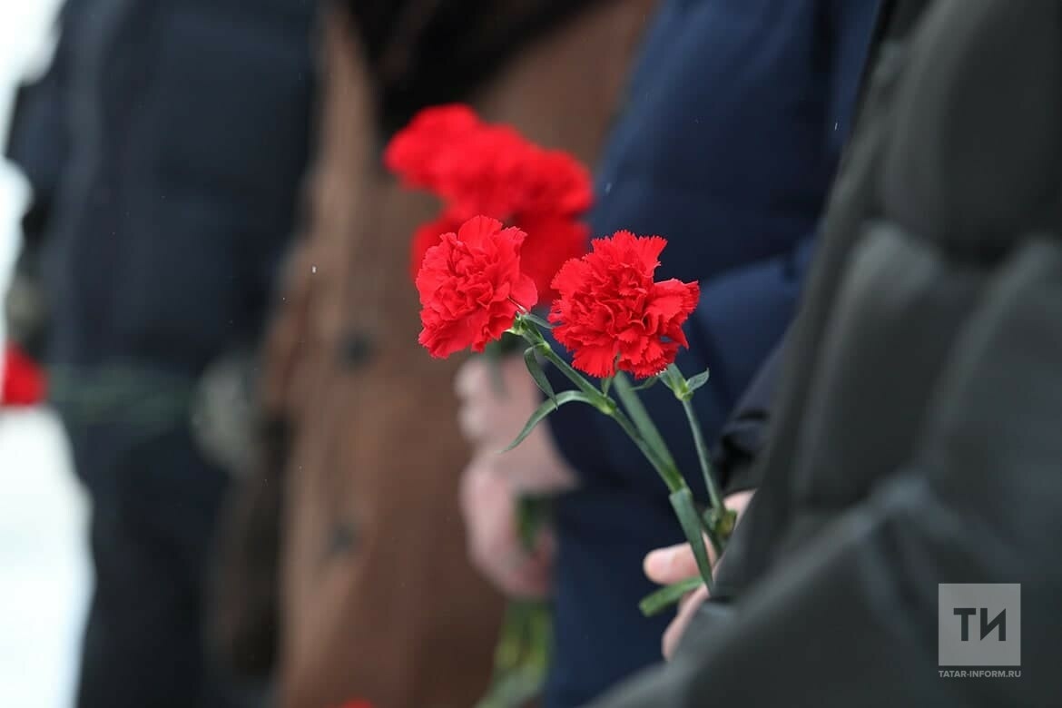 В память жертв Холокоста в Казани возложили цветы к мемориальной доске генералу Красавину