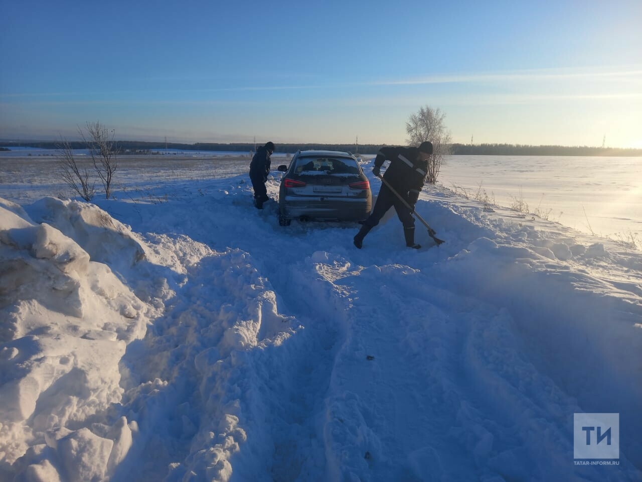 Спасатели помогли троим татарстанцам, авто которых увязло в поле в снегу