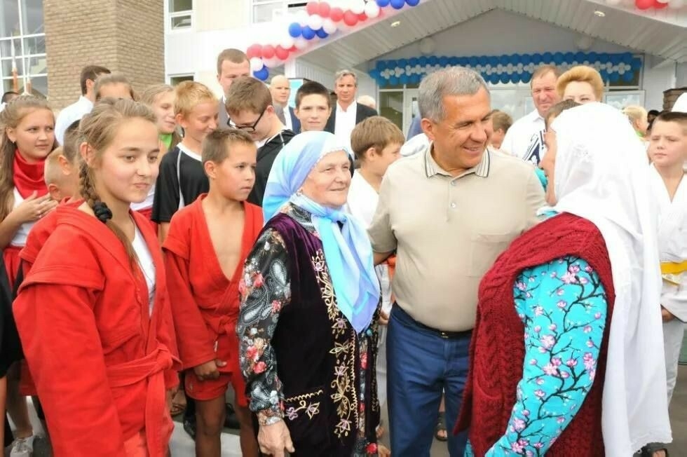 Минниханов в День пожилых людей предложил татарстанцам пообщаться с дедушками и бабушками