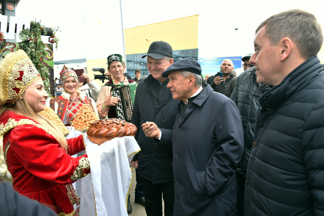 Минниханов посетил сельхозярмарку в Казани и пообщался с покупателями