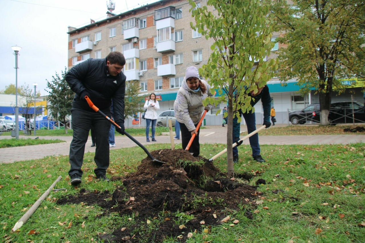 Мэр Менделеевска Радмир Беляев посадил новые деревья в городе