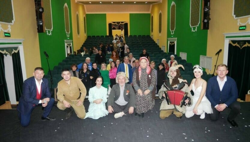Мензелинский театр Амутбаева дал бесплатный спектакль на родине легендарного земляка
