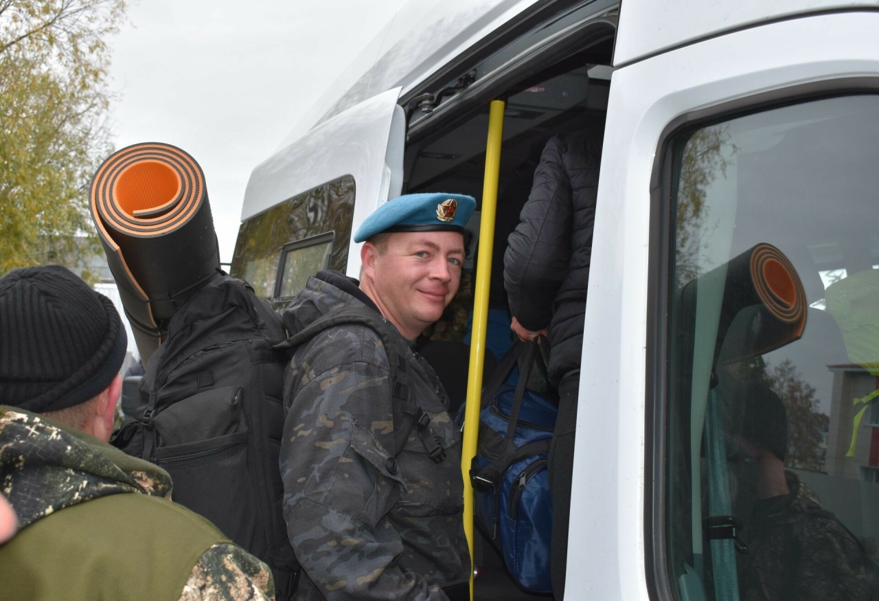 «Заботу о семьях берем на себя»: в Алексеевском проводили мобилизованных на полигон