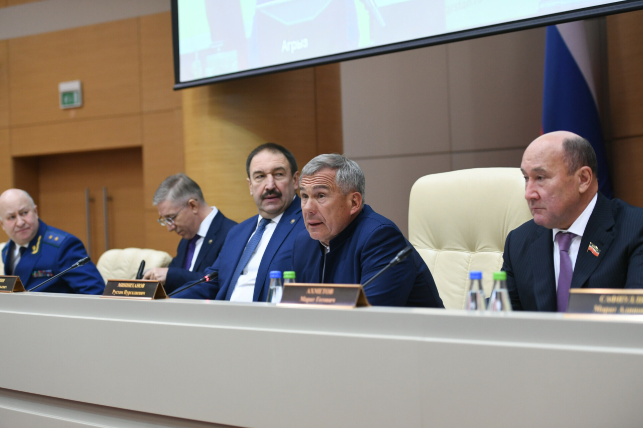 Минниханов поручил усилить контроль за собираемостью налогов в Татарстане