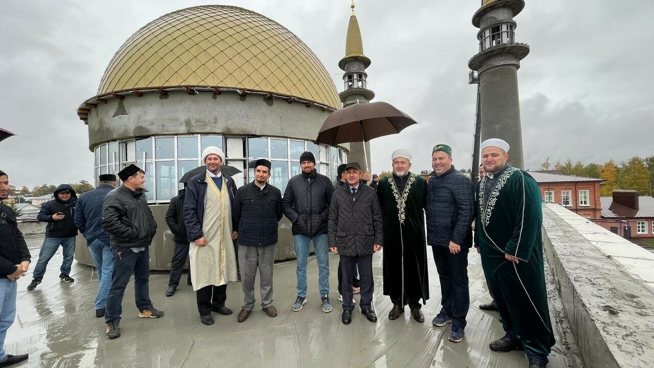 На минареты будущей соборной мечети Лаишева водрузили купола и полумесяцы