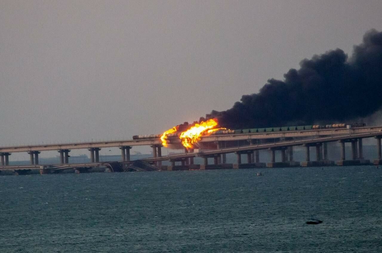Появились кадры, как на Крымском мосту горят цистерны с топливом