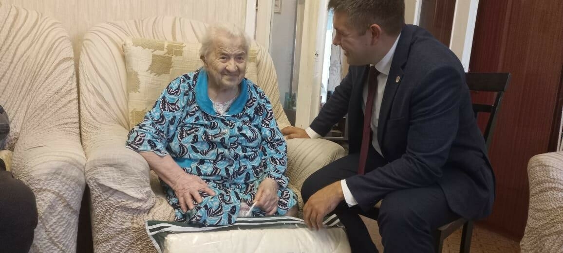 104-летней долгожительнице из Челнов вручили подарки