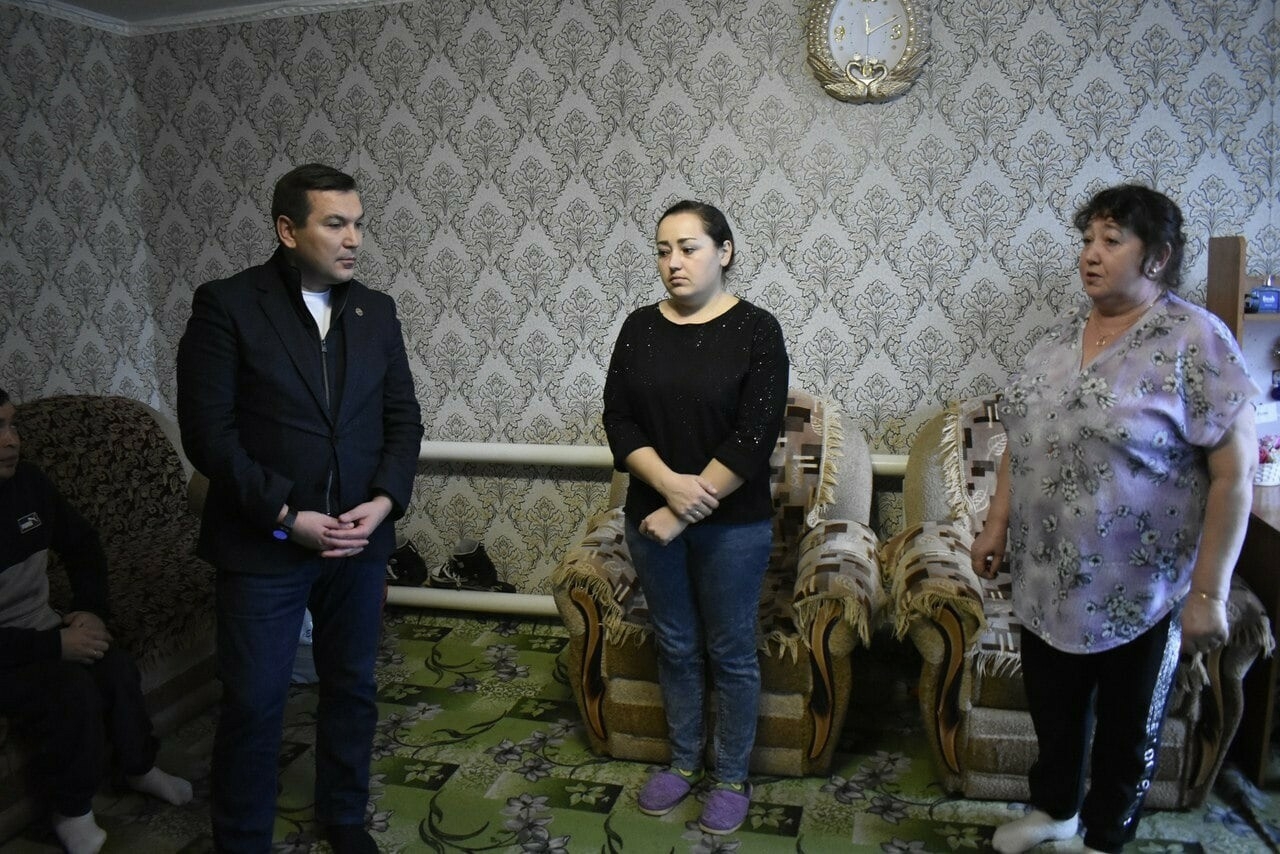 Глава Апастовского района передал гостинцы семьям мобилизованных земляков