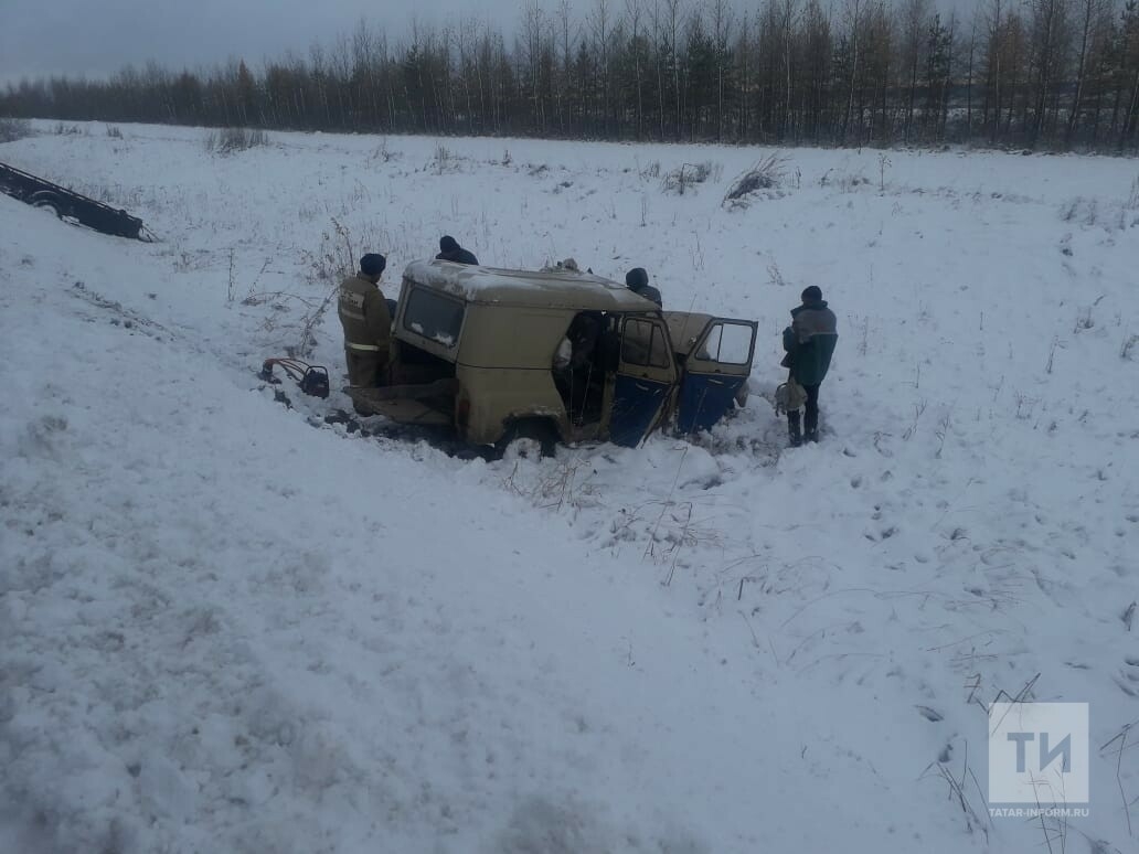 Водителя «УАЗа» зажало в салоне после столкновения с грузовиком на трассе в РТ