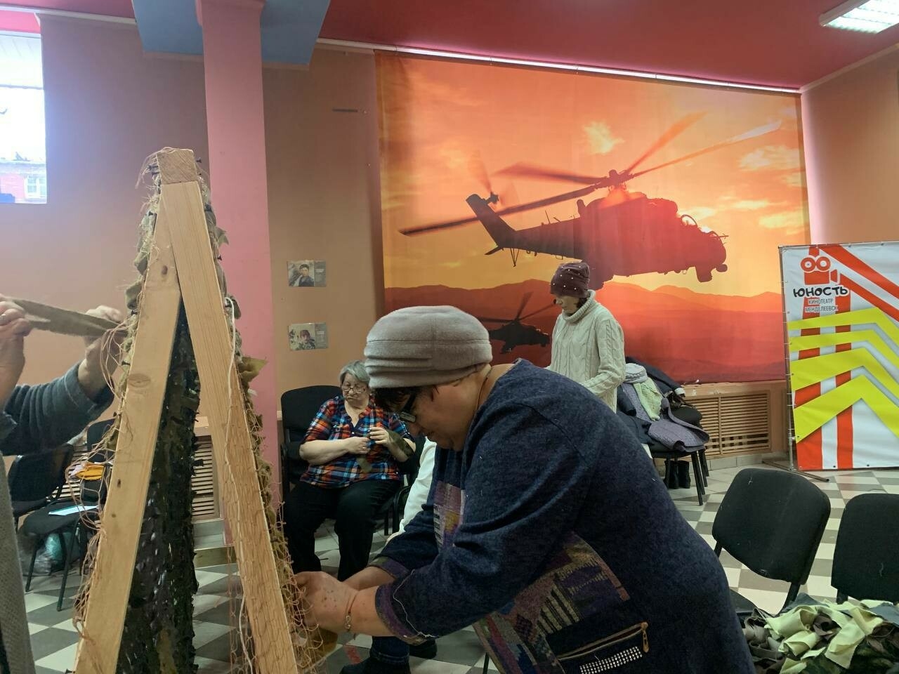 В Менделеевске участницы клуба «Талантливые бабушки» начали плести маскировочные сети