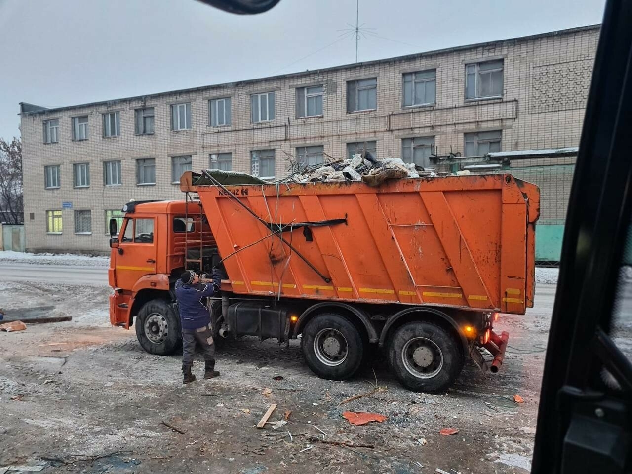 С «мусорного Эвереста» Казани вывезли 13 КАМАЗов с отходами, но территорию вновь засыпали