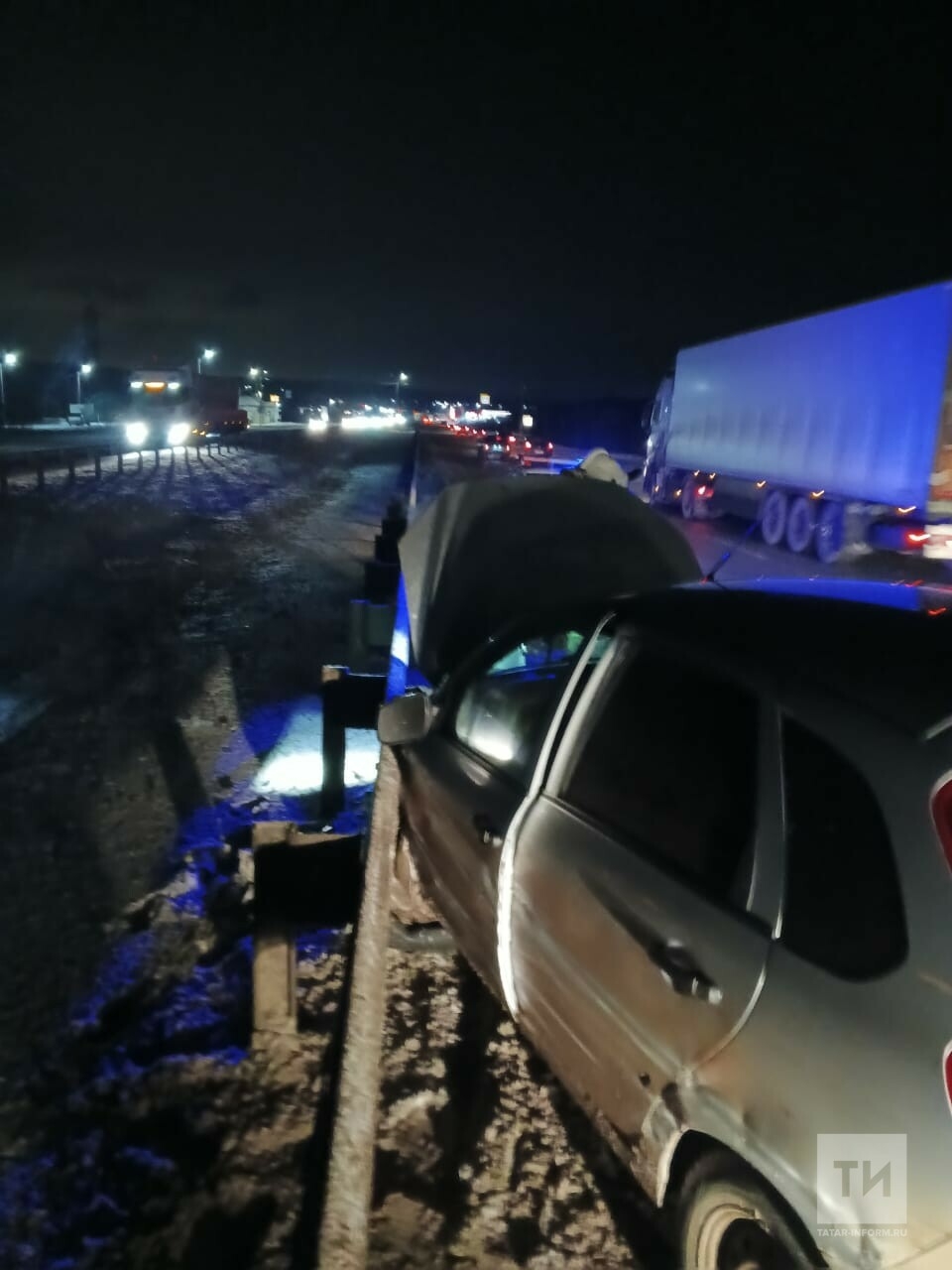 Водитель легковушки получил тяжелые травмы, влетев в отбойник на трассе в РТ