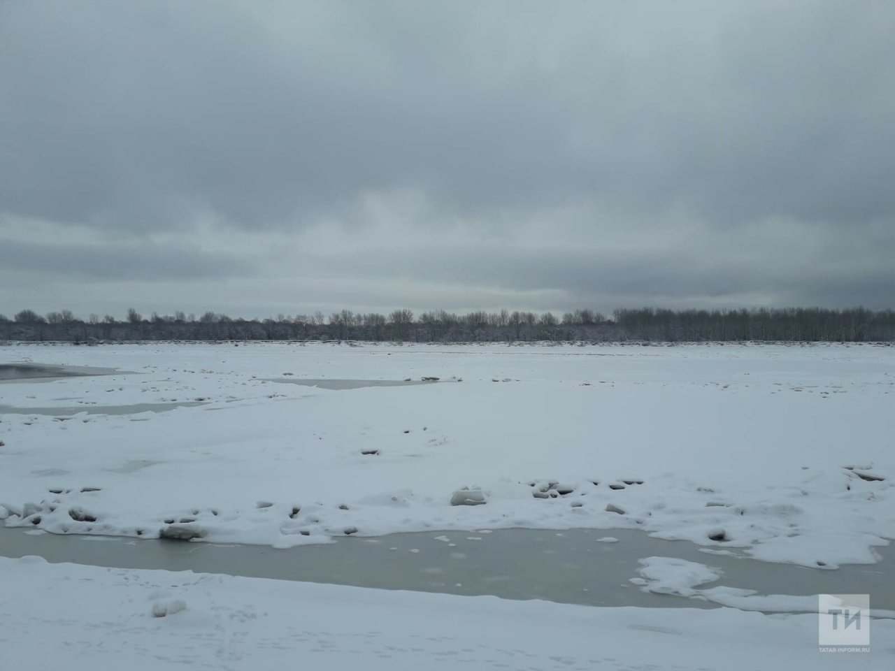 В Татарстане спасли рыбака, который уснул на льду Вятки