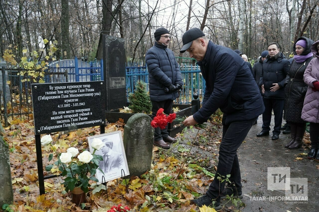 На могиле писателя Гали Рахима на Старо-Татарском кладбище установлена памятная доска
