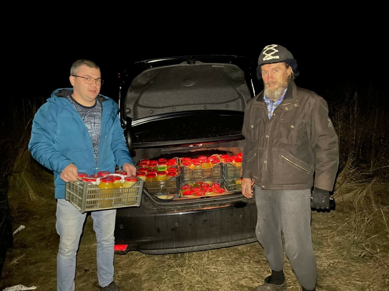 Альметьевский пчеловод передал добровольцам батальонов «Алга» и «Тимер» более 150 кг меда