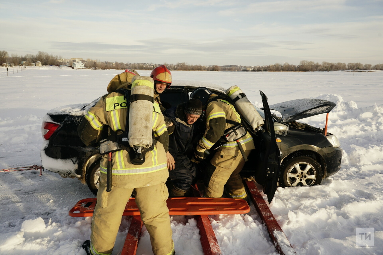 ЧП на переправе: как татарстанские спасатели вытаскивают людей из ушедшего под лед авто