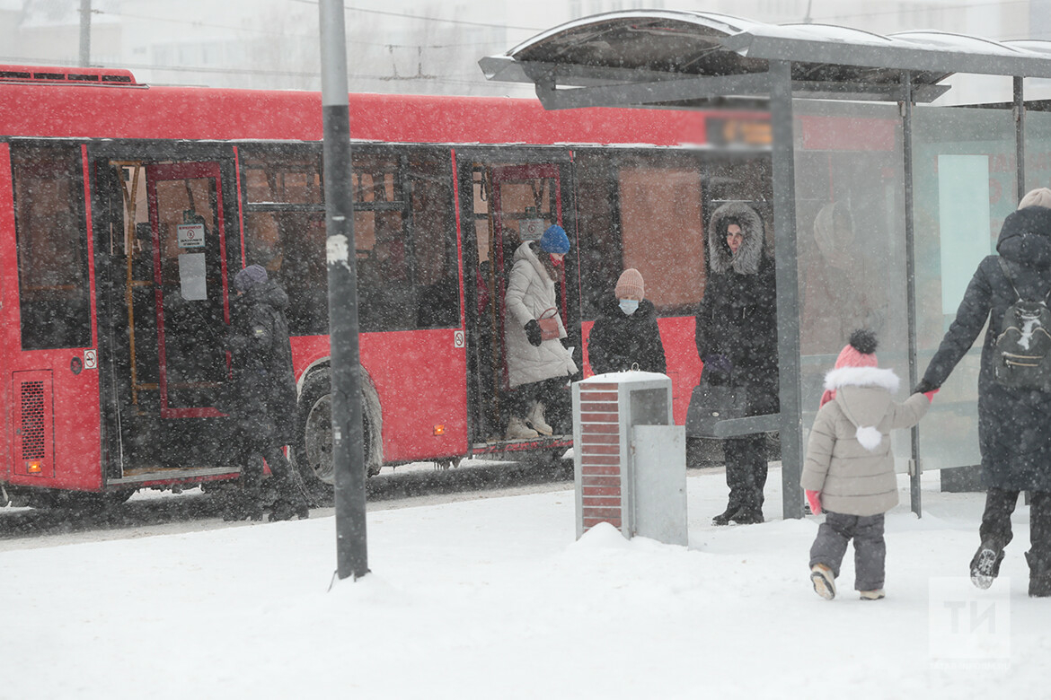 В Казани кондуктор автобуса высадила школьника на мороз, потому что он не оплатил проезд