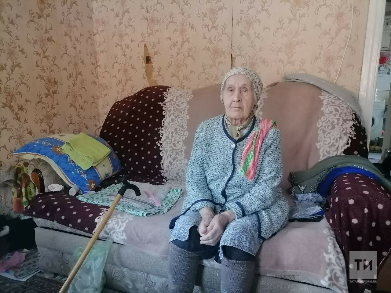 «Предлагает 8 млн на три семьи»: 91-летняя хозяйка избушки против застройщика нового ЖК